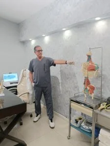 Dr. Hern&aacute;n Flores